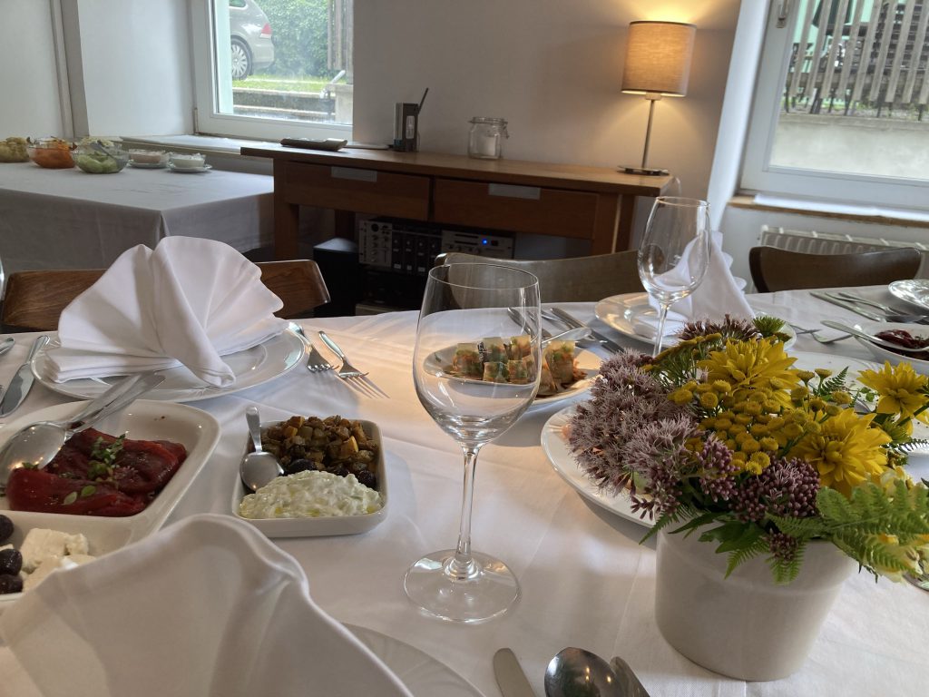 gedeckter Tisch mit Vorspeisen und Blumen