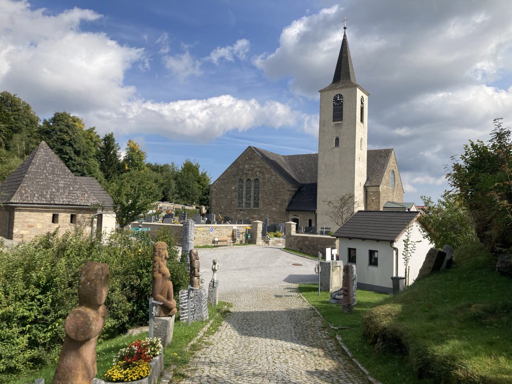 Kirche Bad Traunstein, Aussenansicht, Skulpturen von Johann Elter